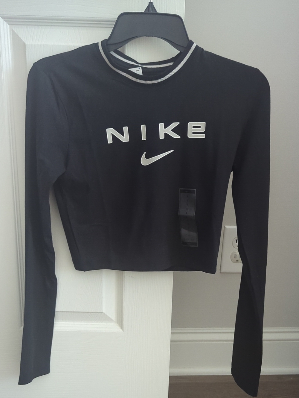 Nike Sportswear Chill Knit Slim Long-Sleeve Cropped Graphic T-Shirt Cropped